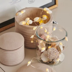 Sirius Shelly Lyskæde M/muslingeskaller 1,9 M Hvid 11 Sirius Shelly Lyskæde M/muslingeskaller 1,9 M Hvid -EL OG BELYSNING Butik unnamed file 2236